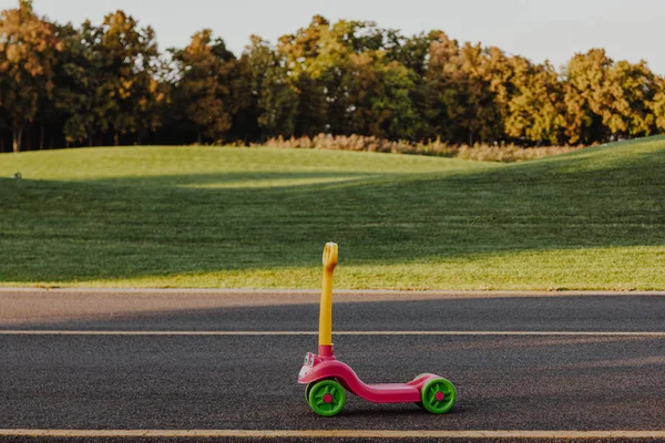 Patada scooter en el parque — Foto de Stock