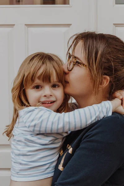 Jonge vrouw meisje kussen — Stockfoto