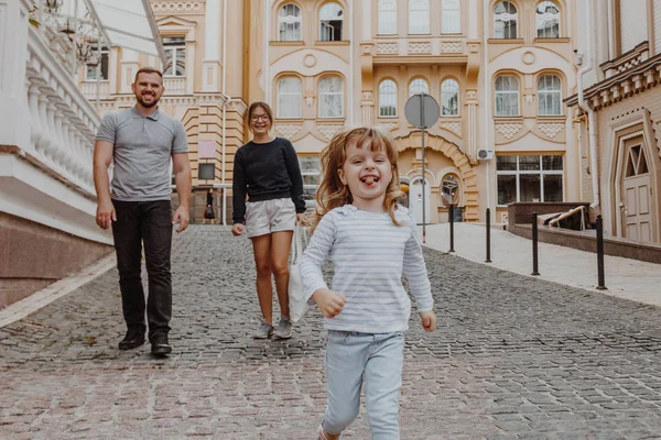 Семья с маленькой девочкой на городской улице — стоковое фото