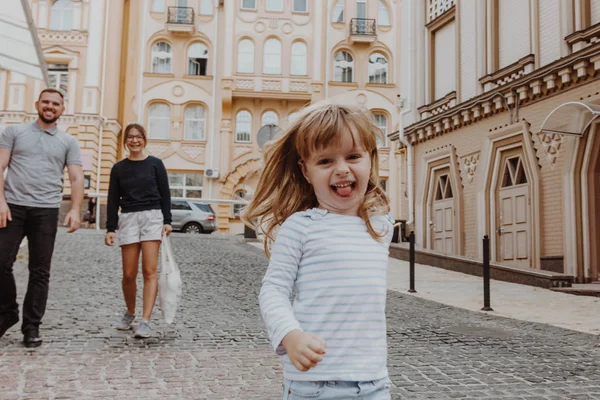 Οικογένεια με μικρό κορίτσι στο δρόμο της πόλης — Φωτογραφία Αρχείου