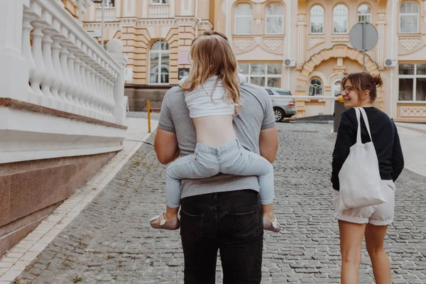 Keluarga dengan gadis kecil di jalan kota — Stok Foto
