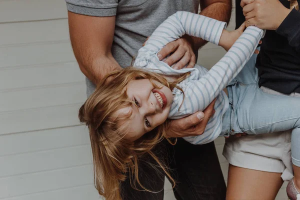 Familie cu fetiță distrându-se — Fotografie, imagine de stoc