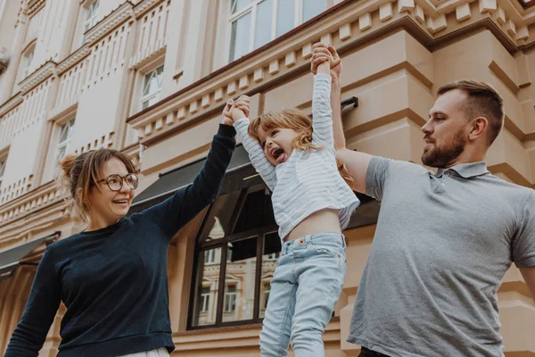 Familie cu o fetiță pe strada orașului — Fotografie, imagine de stoc