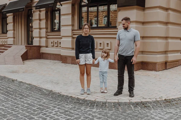 Familj med liten flicka i City Street — Stockfoto