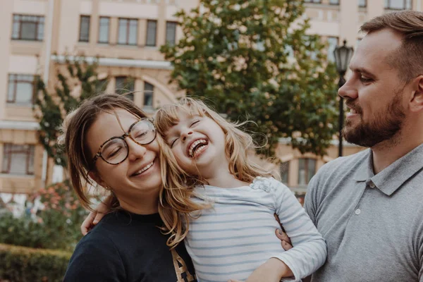 Familie cu o fetiță pe strada orașului — Fotografie, imagine de stoc