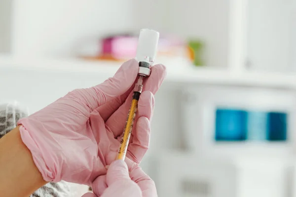 Frasco para injectáveis de mão e de medicamento preparar para injecção — Fotografia de Stock