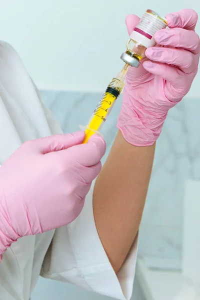 Frasco para injectáveis de mão e de medicamento preparar para injecção — Fotografia de Stock