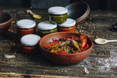 Bir cam kavanoz ve malzemelerde Sos