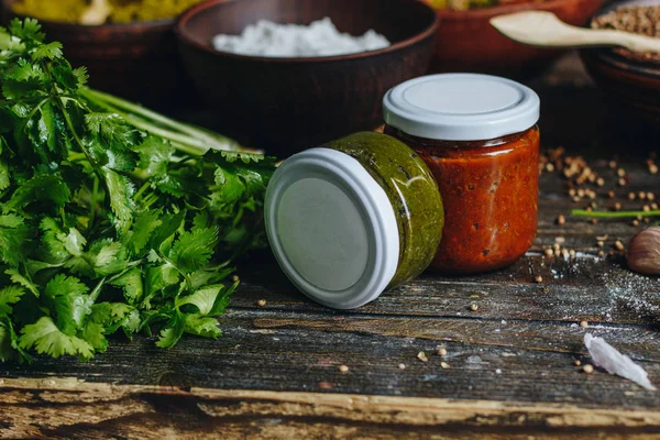 Salsa in barattoli di vetro e ingredienti — Foto Stock