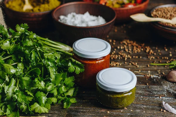 Salsa in barattoli di vetro e ingredienti — Foto Stock