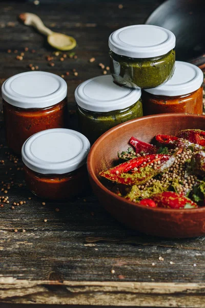 Salsa in barattoli di vetro e ingredienti — Foto Stock