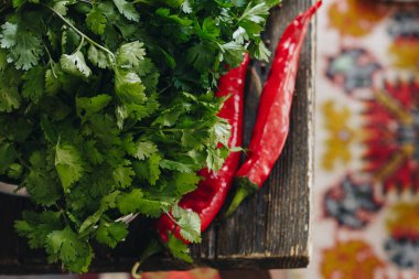 Maydanoz ve kırmızı acı biber