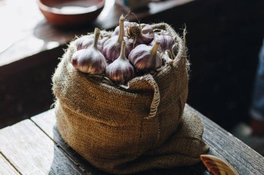 Keten torbada sarımsak