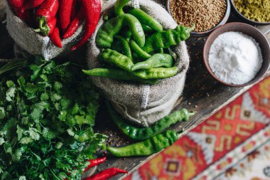 Keten torbalarda ve baharatlarda maydanoz, kırmızı ve yeşil acı biber