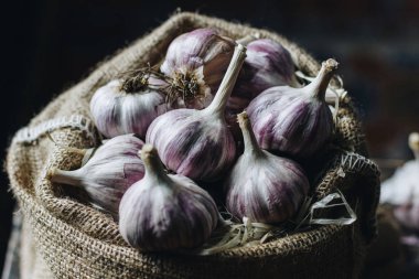 Keten torbada sarımsak