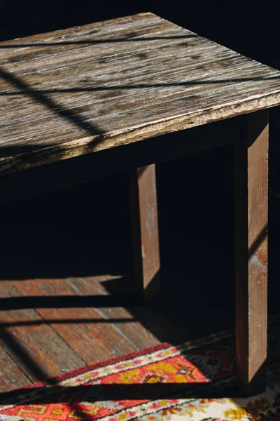 Meja kayu tua di ruang gelap — Stok Foto