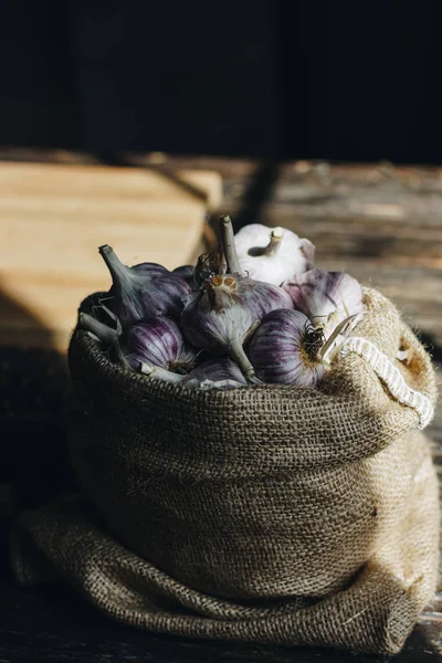 Bawang putih dalam tas linen — Stok Foto