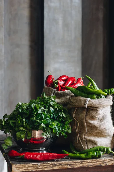 Prezzemolo, peperoncino rosso e verde in sacchetti di lino — Foto Stock