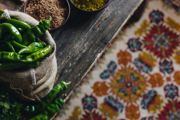 Spezie e peperoncini verdi in sacchetti di lino — Foto Stock