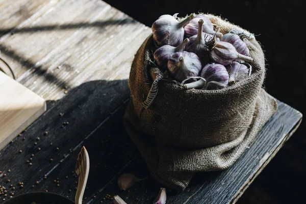 Bawang putih dalam tas linen — Stok Foto