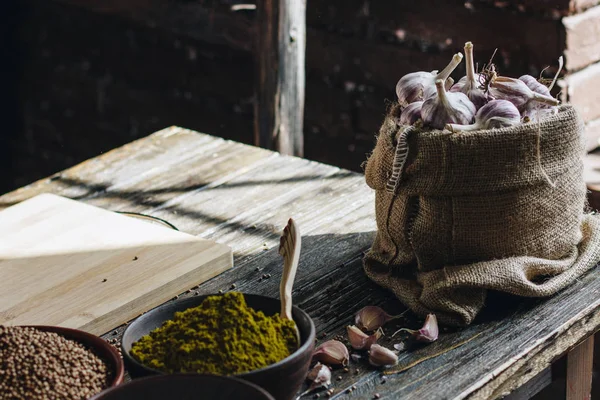 Rempah-rempah dan bawang putih dalam tas — Stok Foto