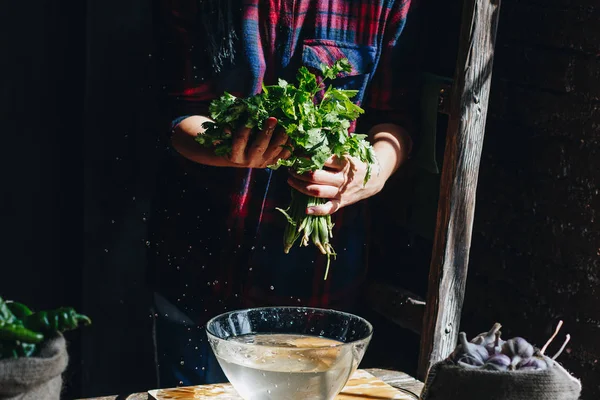 ผู้หญิงล้างผักชีฝรั่งสด — ภาพถ่ายสต็อก