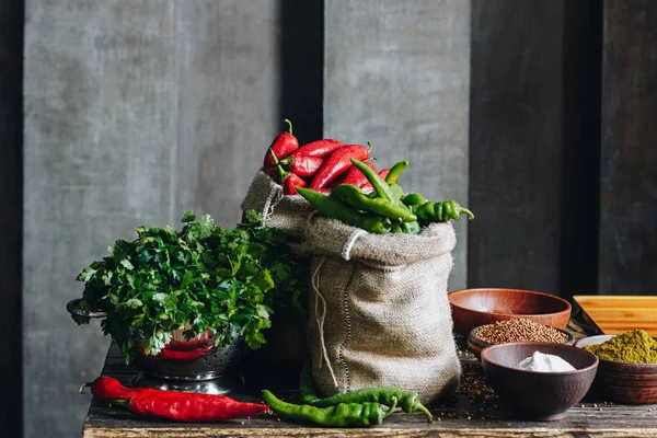 Salsa, pimentas vermelhas e verdes em sacos de linho e especiarias — Fotografia de Stock