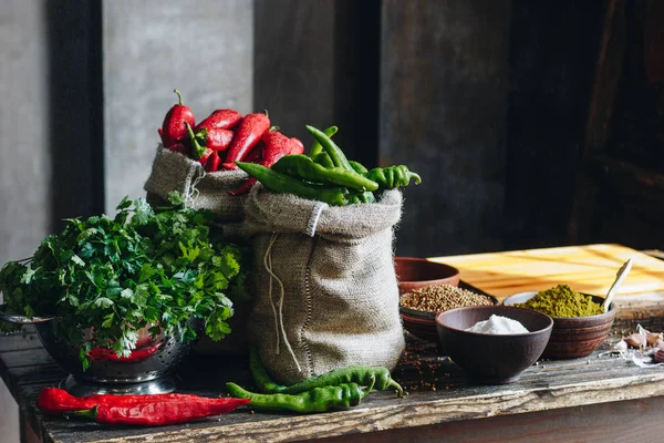 Prezzemolo, peperoncino rosso e verde in sacchetti di lino e spezie — Foto Stock