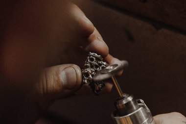 Atölyede çalışan kuyumcu