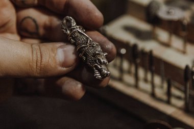 Atölyede çalışan kuyumcu