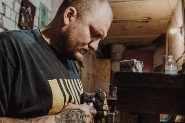 Atölyede çalışan kuyumcu