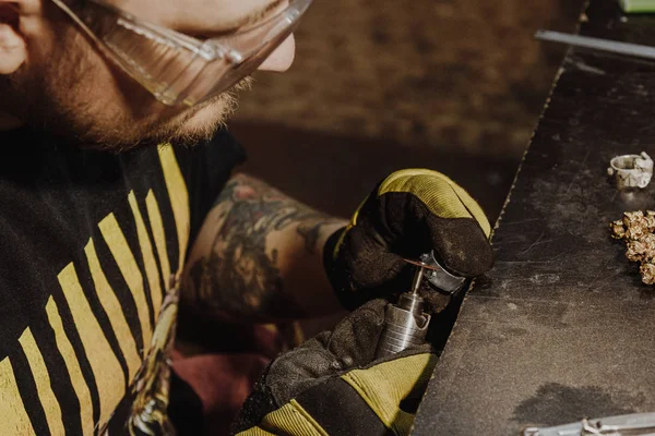 Jeweler working at workshop — Stock Photo, Image