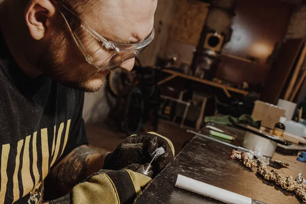 Jeweler bekerja di bengkel — Stok Foto