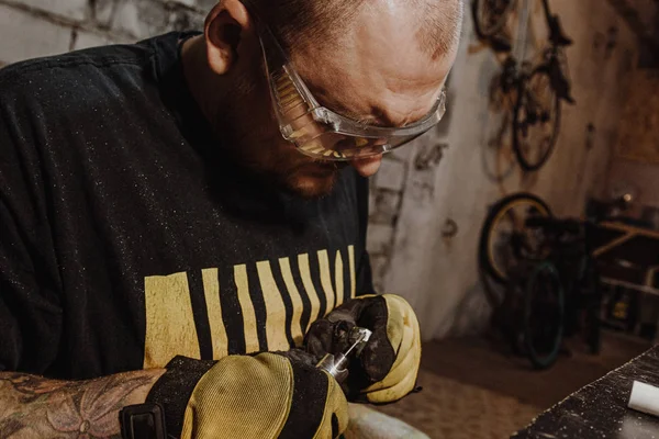 Jeweler working at workshop — Free Stock Photo