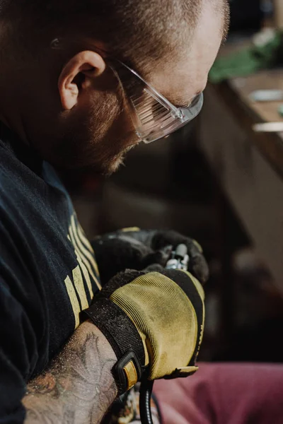 Jeweler bekerja di bengkel — Stok Foto