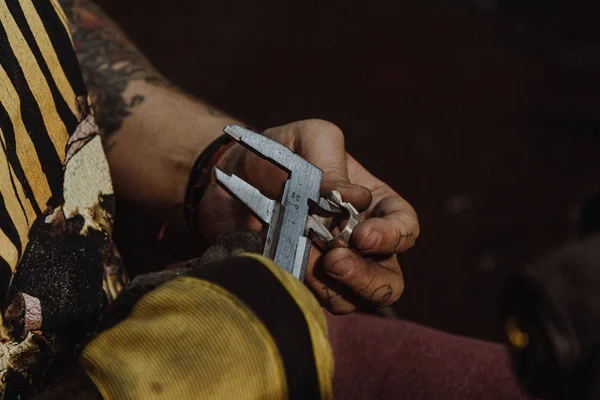 Gioielliere che lavora su un anello in officina — Foto Stock