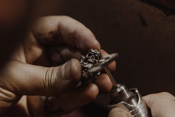 Jeweler working at workshop — Stock Photo, Image