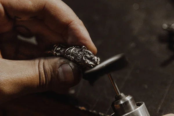 Jeweler working at workshop — Stock Photo, Image