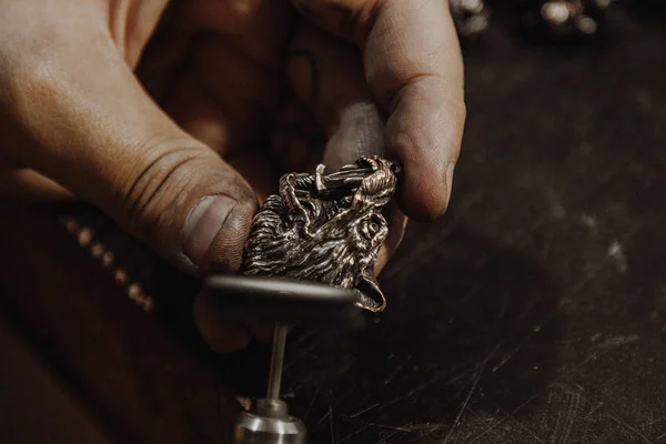 Jeweler working at workshop — Stock Photo, Image