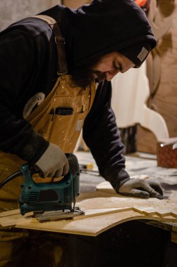 Atölyedeki marangoz.