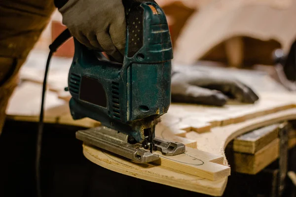 Close up of electric jigsaw at the workshop — Free Stock Photo