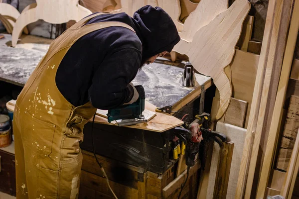 Tischler in der Werkstatt — Stockfoto