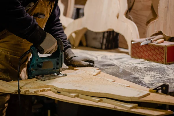 Tischler in der Werkstatt — Stockfoto