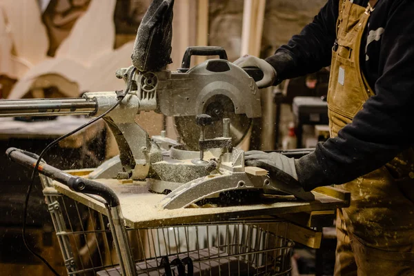 Carpenter using circular saw for wood — Stock Photo, Image