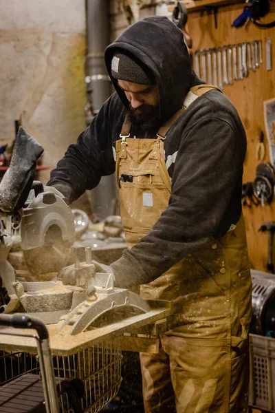 Tukang kayu menggunakan gergaji melingkar untuk kayu — Stok Foto