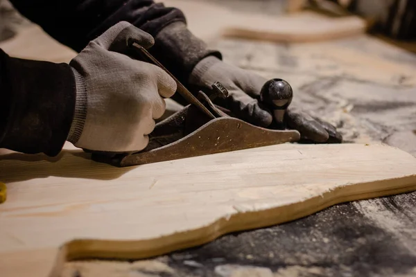 Tischler arbeitet mit Hobel — Stockfoto