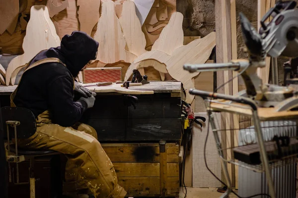 Tischler in der Werkstatt — Stockfoto