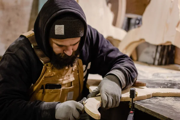 Tischler mit Fugenhobel für Holz — Stockfoto