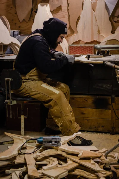 Carpenter at the workshop — Stock Photo, Image