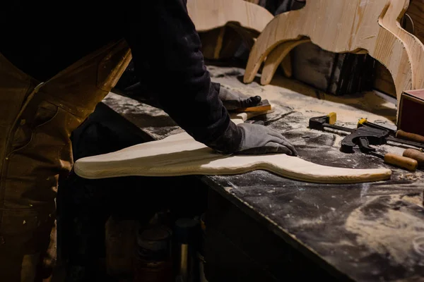 Carpenter polishing wood in workshop — Stock Photo, Image